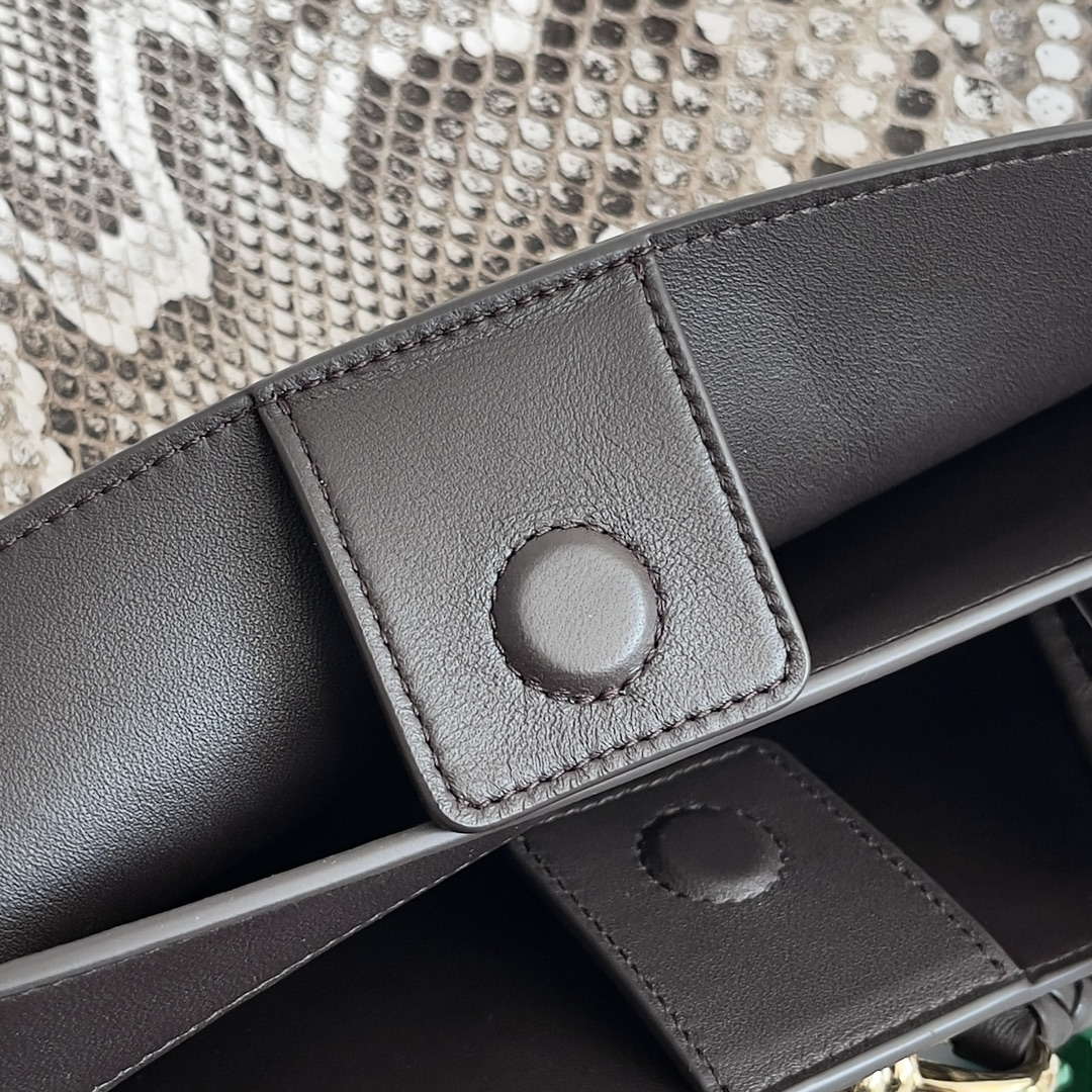 Bottega Veneta BV 743572 Medium Andiamo Snakeskin Handbag BV9069 | bottega veneta bv 766016 medium andiamo snakeskin handbag bv9069 07