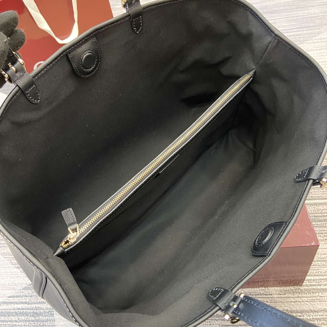 Gucci 815213 GG Emblem medium tote bag Black leather | gucci 815213 gg emblem medium tote bag black leather 09