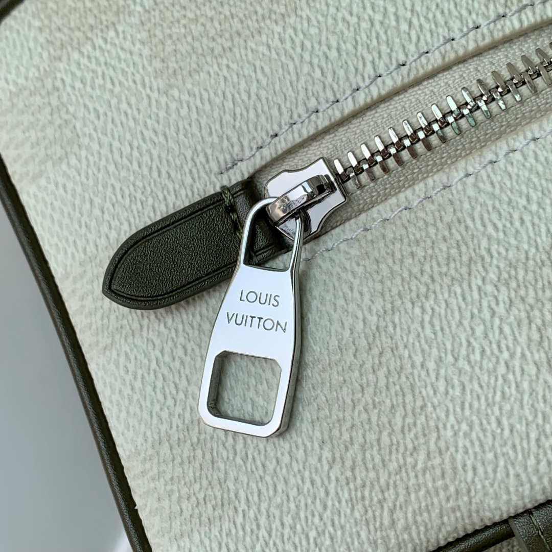 LV N00112 Louis Vuitton Locker Dopp Kit Damoflage Gray White | lv n00112 louis vuitton locker dopp kit damoflage gray white 007