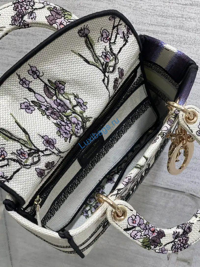 dior m0565 medium lady d-lite exquisite embroidery embroidery m1100 7 Dior M0565 Medium Lady D-Lite Exquisite embroidery Embroidery M1100 | dior m0565 medium lady d lite exquisite embroidery embroidery m1100 8