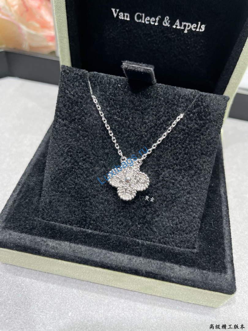 Van Cleef & Arpels Vintage Alhambra pendant VCARN9ZS00-2 White gold | van cleef arpels vintage alhambra pendant vcarn9zs00 2 white gold 7