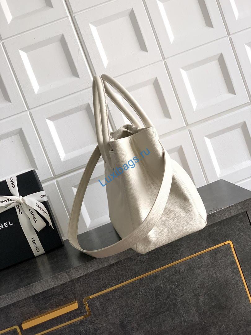 chanel as6056 cerf leather exterior medium tote bags white 1 Chanel AS6056 Cerf Leather Exterior Medium Tote Bags White | chanel as6056 cerf leather exterior medium tote bags 02