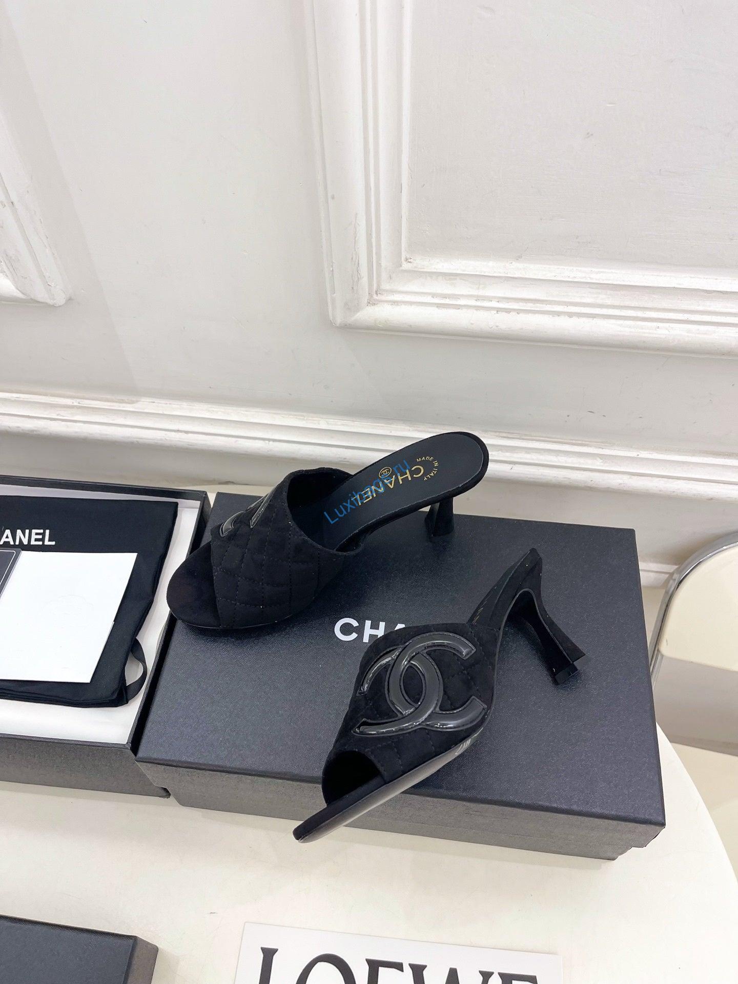 chanel women's diamond-patterned slippers 7.5cm c93334 4 Chanel Women's Diamond-patterned Slippers 7.5cm C93334 | chanel womens diamond patterned slippers 7 5cm c93334 5