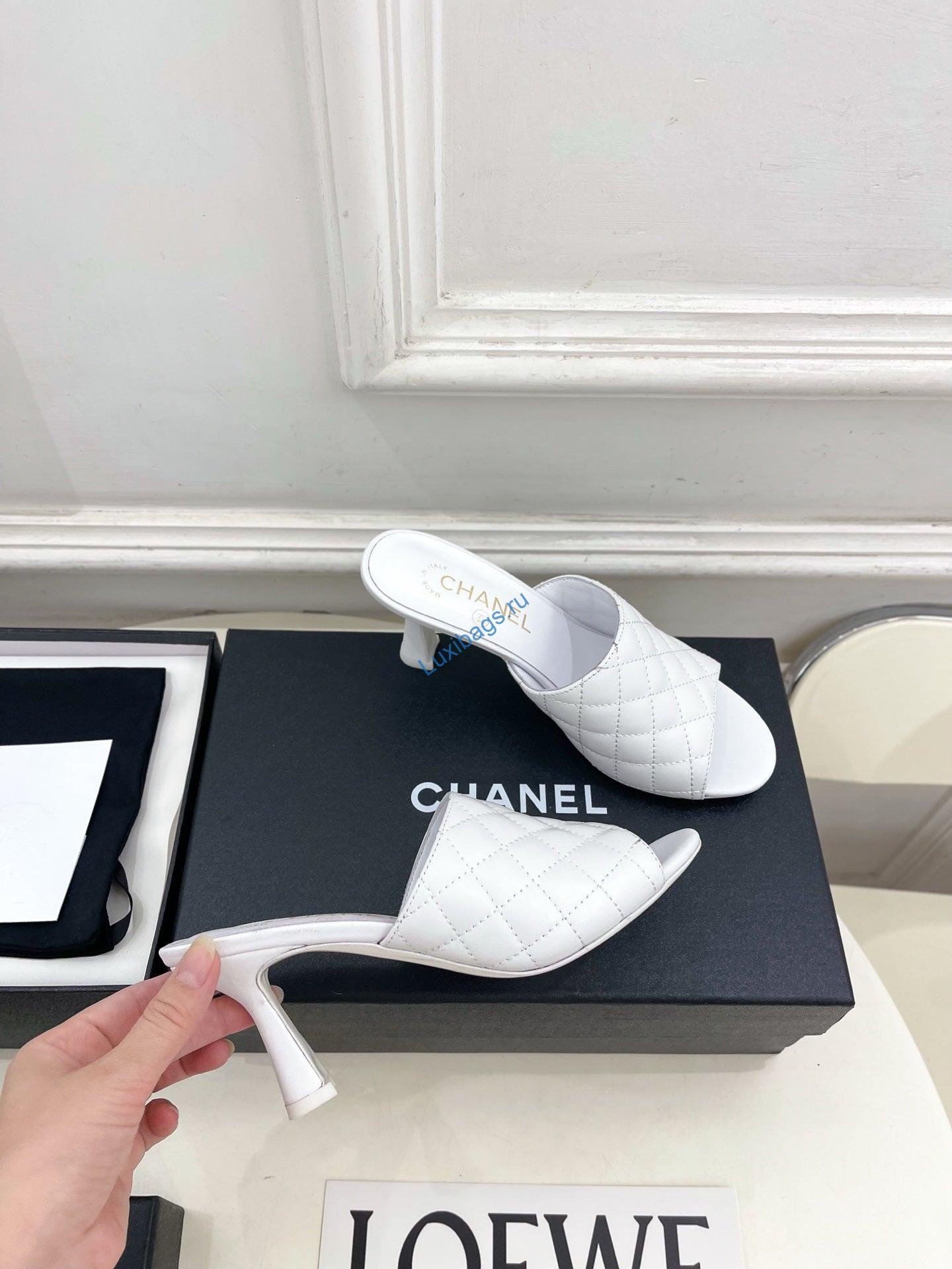 chanel women's diamond-patterned slippers 7.5cm c93345 3 Chanel Women's Diamond-patterned Slippers 7.5cm C93345 | chanel womens diamond patterned slippers 7 5cm c93345 4