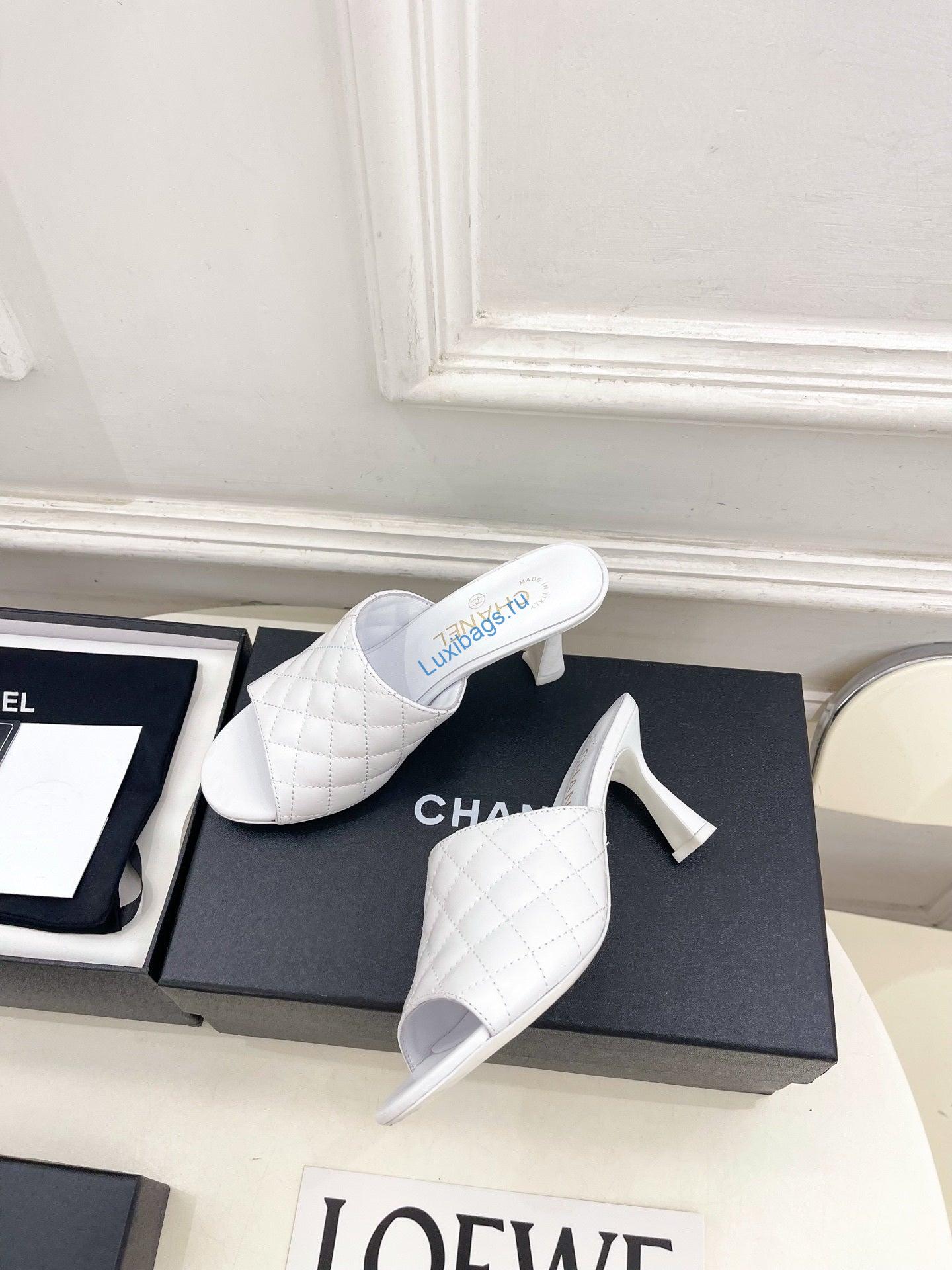 chanel women's diamond-patterned slippers 7.5cm c93345 4 Chanel Women's Diamond-patterned Slippers 7.5cm C93345 | chanel womens diamond patterned slippers 7 5cm c93345 5