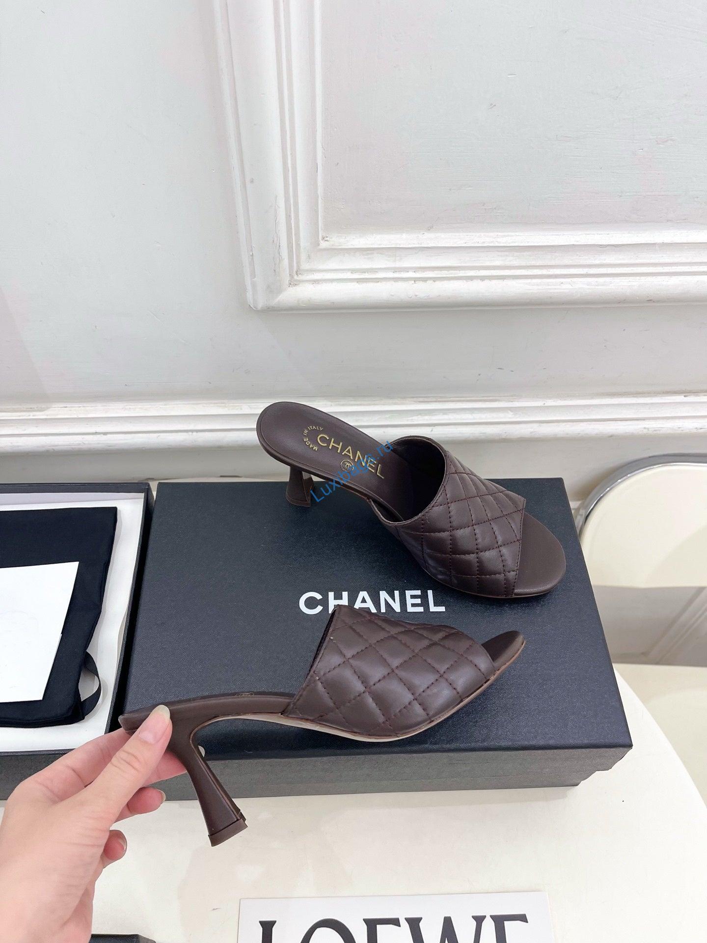 chanel women's diamond-patterned slippers 7.5cm c93347 3 Chanel Women's Diamond-patterned Slippers 7.5cm C93347 | chanel womens diamond patterned slippers 7 5cm c93347 4