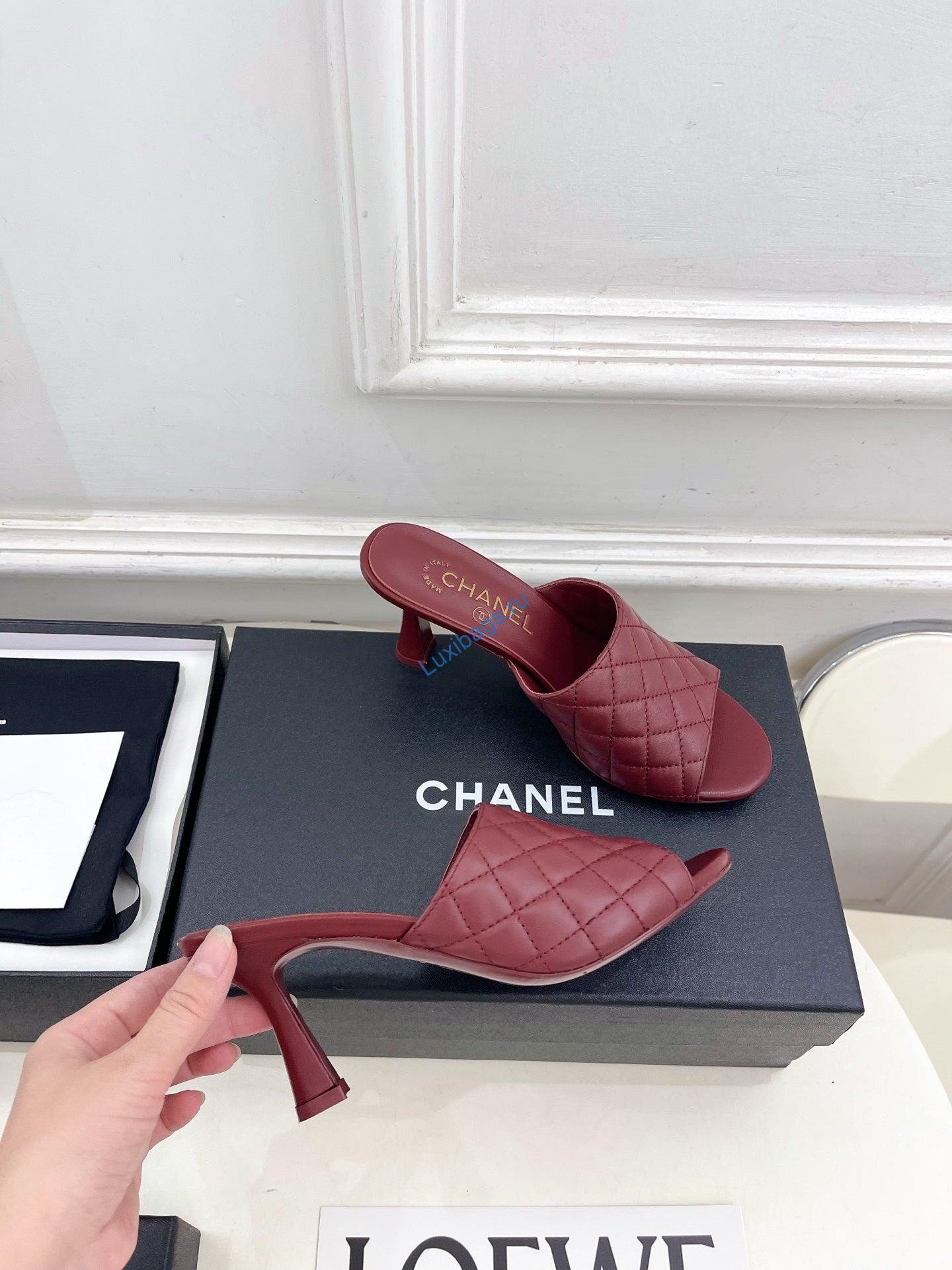 chanel women's diamond-patterned slippers 7.5cm c93348 3 Chanel Women's Diamond-patterned Slippers 7.5cm C93348 | chanel womens diamond patterned slippers 7 5cm c93348 4