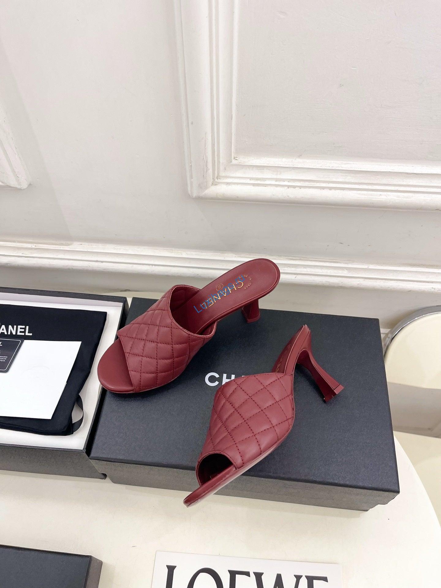 chanel women's diamond-patterned slippers 7.5cm c93348 4 Chanel Women's Diamond-patterned Slippers 7.5cm C93348 | chanel womens diamond patterned slippers 7 5cm c93348 5