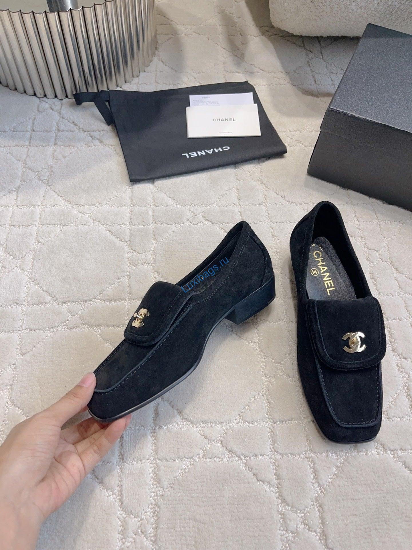 chanel women's square-toe flat shoes c93304 2 Chanel Women's Square-Toe Flat Shoes C93304 | chanel womens square toe flat shoes c93304 3