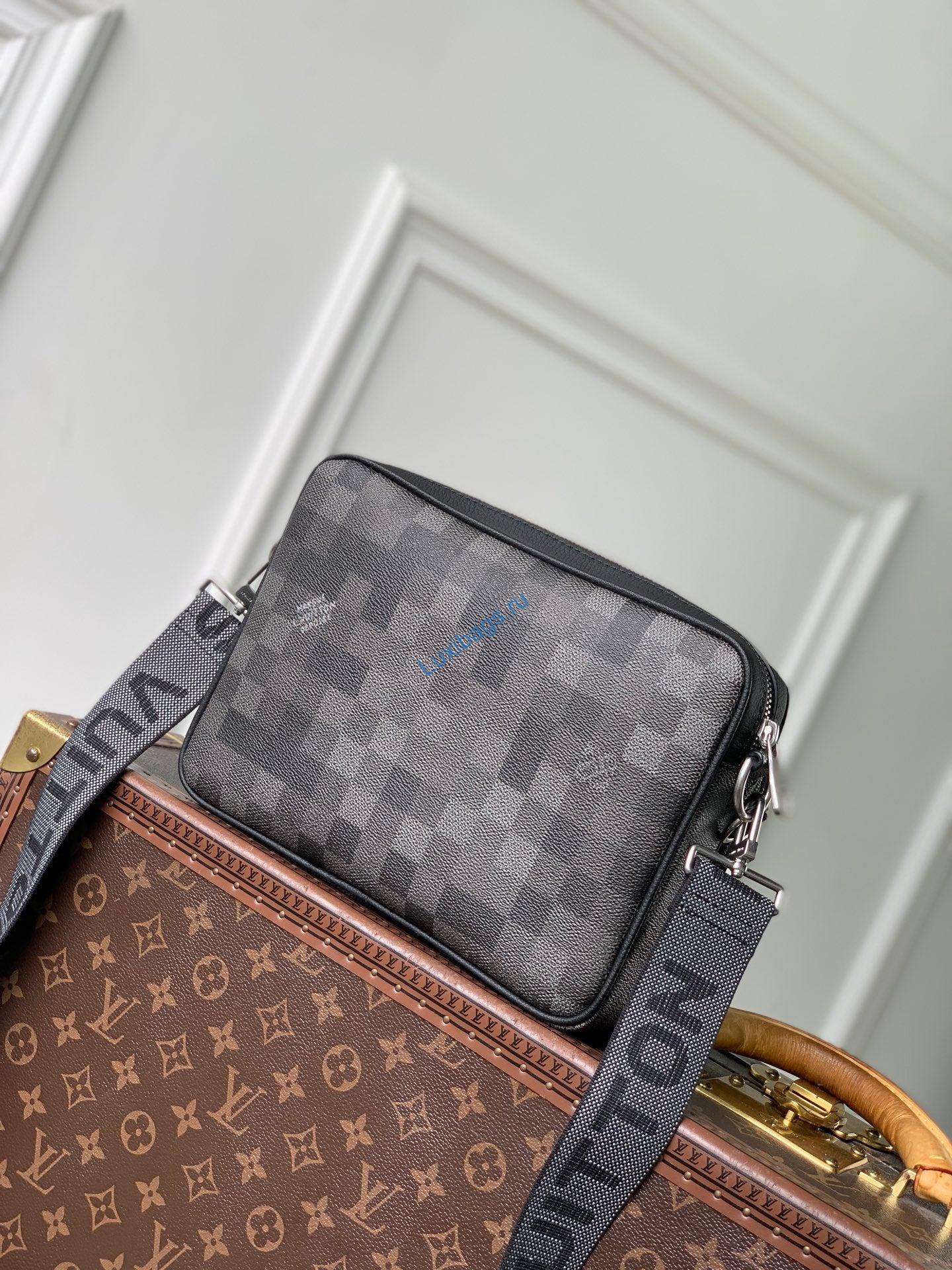 louis vuitton lv m28602 trio messenger bag black 2 Louis Vuitton LV M28602 Trio Messenger Bag Black | louis vuitton lv m28602 trio messenger bag black 3