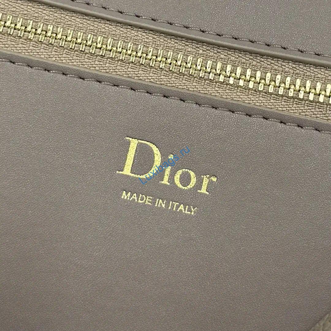 medium dior médaillon flap bag m3920qdwp_m900 elephant gray grained calfskin 8 Medium Dior Médaillon Flap Bag M3920QDWP_M900 Elephant Gray Grained Calfskin | medium dior medaillon flap bag m3920qdwp m900 grained calfskin 09