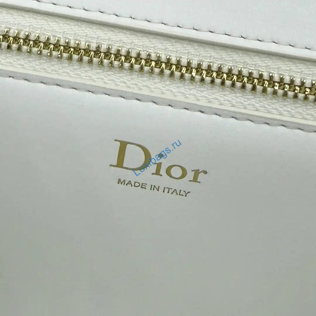 medium dior médaillon flap bag m3920qdwp_m900 white grained calfskin 8 Medium Dior Médaillon Flap Bag M3920QDWP_M900 White Grained Calfskin | medium dior medaillon flap bag m3920qdwp m900 grained calfskin 126