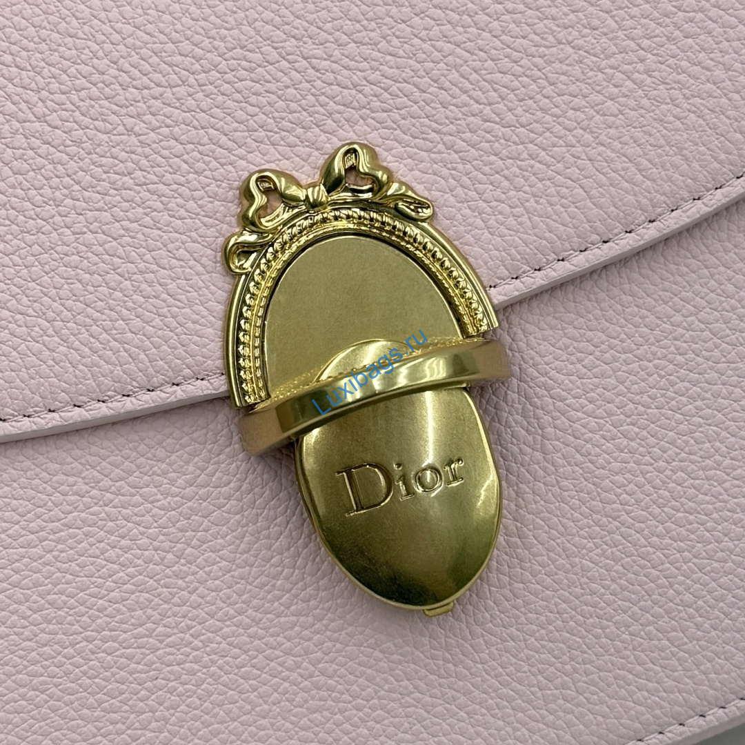 medium dior médaillon flap bag m3920qdwp_m900 pink grained calfskin 2 Medium Dior Médaillon Flap Bag M3920QDWP_M900 Pink Grained Calfskin | medium dior medaillon flap bag m3920qdwp m900 pink grained calfskin 03