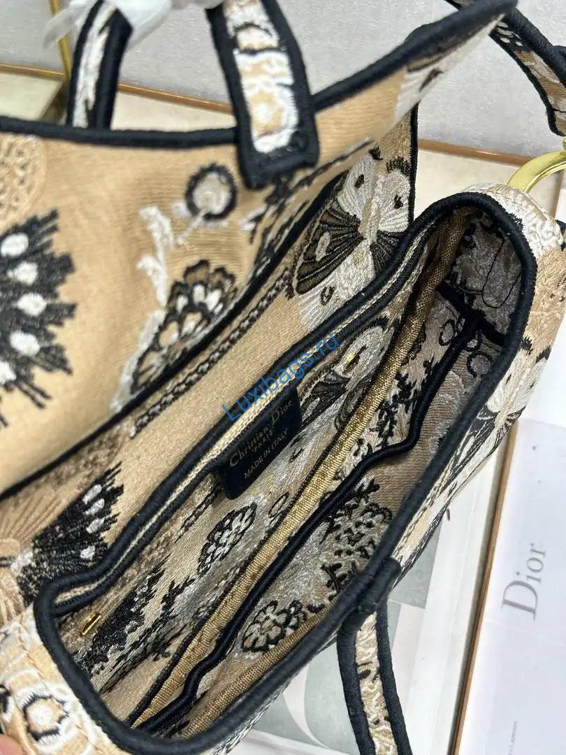 dior m0455 saddle bag with strap embroidery m9903 5 Dior M0455 Saddle Bag With Strap Embroidery M9903 | dior m0455 saddle bag with strap embroidery m9901 24