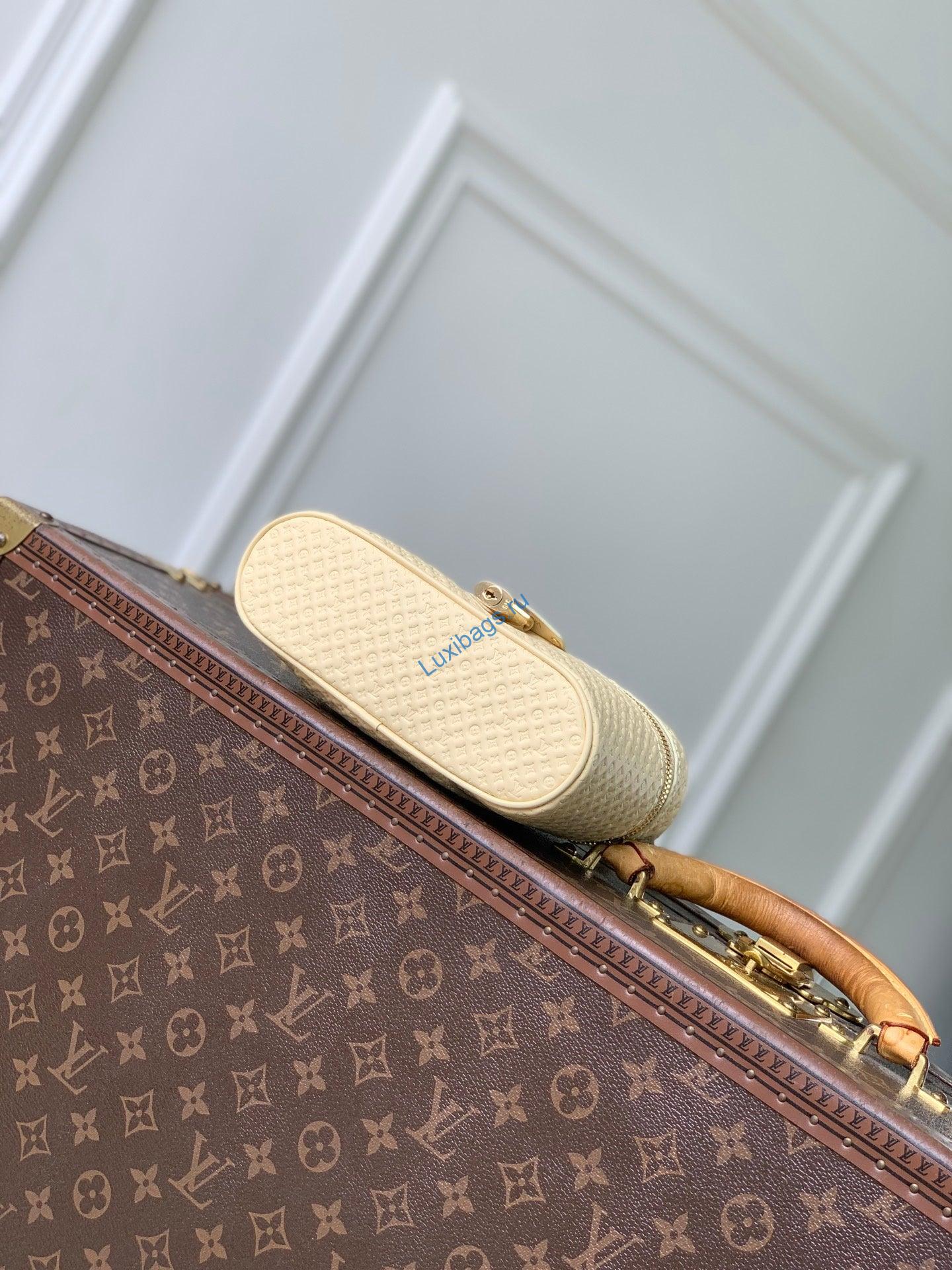 louis vuitton lv m29051 vanity chain pouch bag banana 3 Louis Vuitton LV M29051 Vanity Chain Pouch Bag Banana | louis vuitton lv m29051 vanity chain pouch bag banana 4
