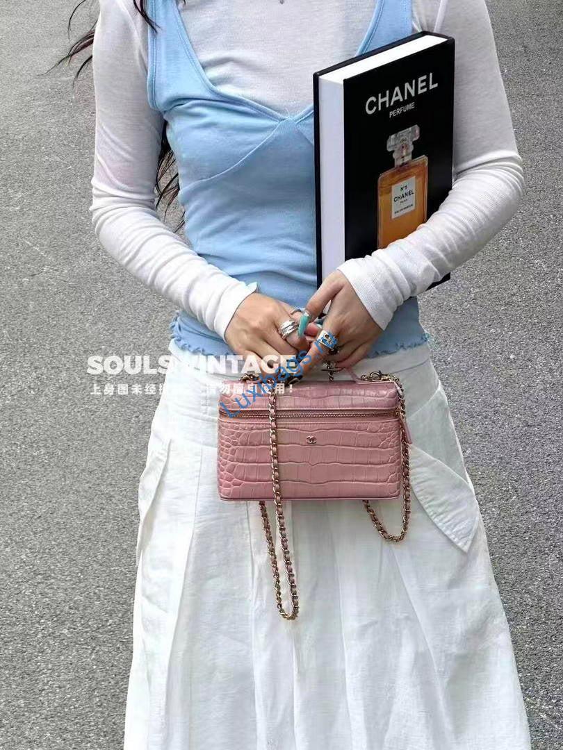chanel vanity with chain ap5195 crocodile embossed calfskin pink 3 Chanel Vanity with chain AP5195 Crocodile Embossed Calfskin Pink | chanel vanity with chain ap5195 crocodile embossed calfskin black 43