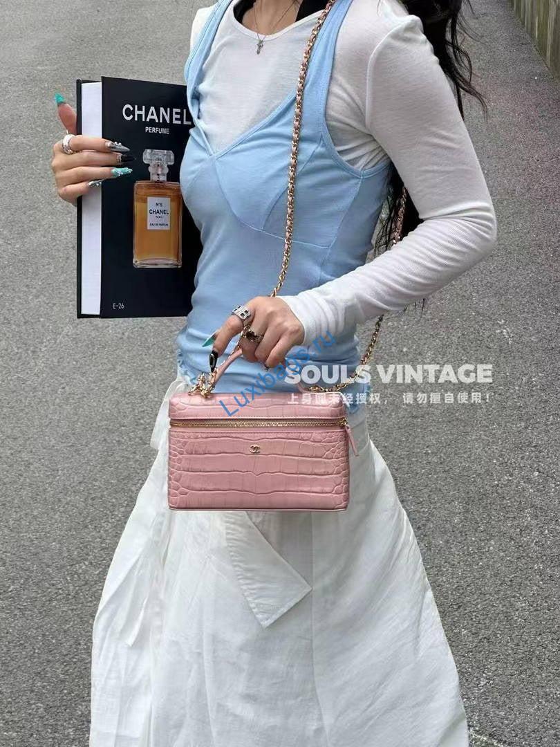 chanel vanity with chain ap5195 crocodile embossed calfskin pink 4 Chanel Vanity with chain AP5195 Crocodile Embossed Calfskin Pink | chanel vanity with chain ap5195 crocodile embossed calfskin black 44